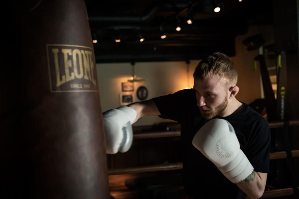 Nicholas Bryant kör boxning på Leone boxningssäck