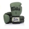 Boxningshandskar från Fairtex i militärgrön färg med kardborrelåsning. F-day är en hyllning till alla militärer i Världen