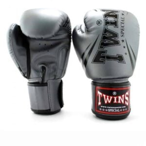 Boxningshandskar i grå färg med svart logga från Twins. Handsken är gjord i P.U och har kardborrelåsning