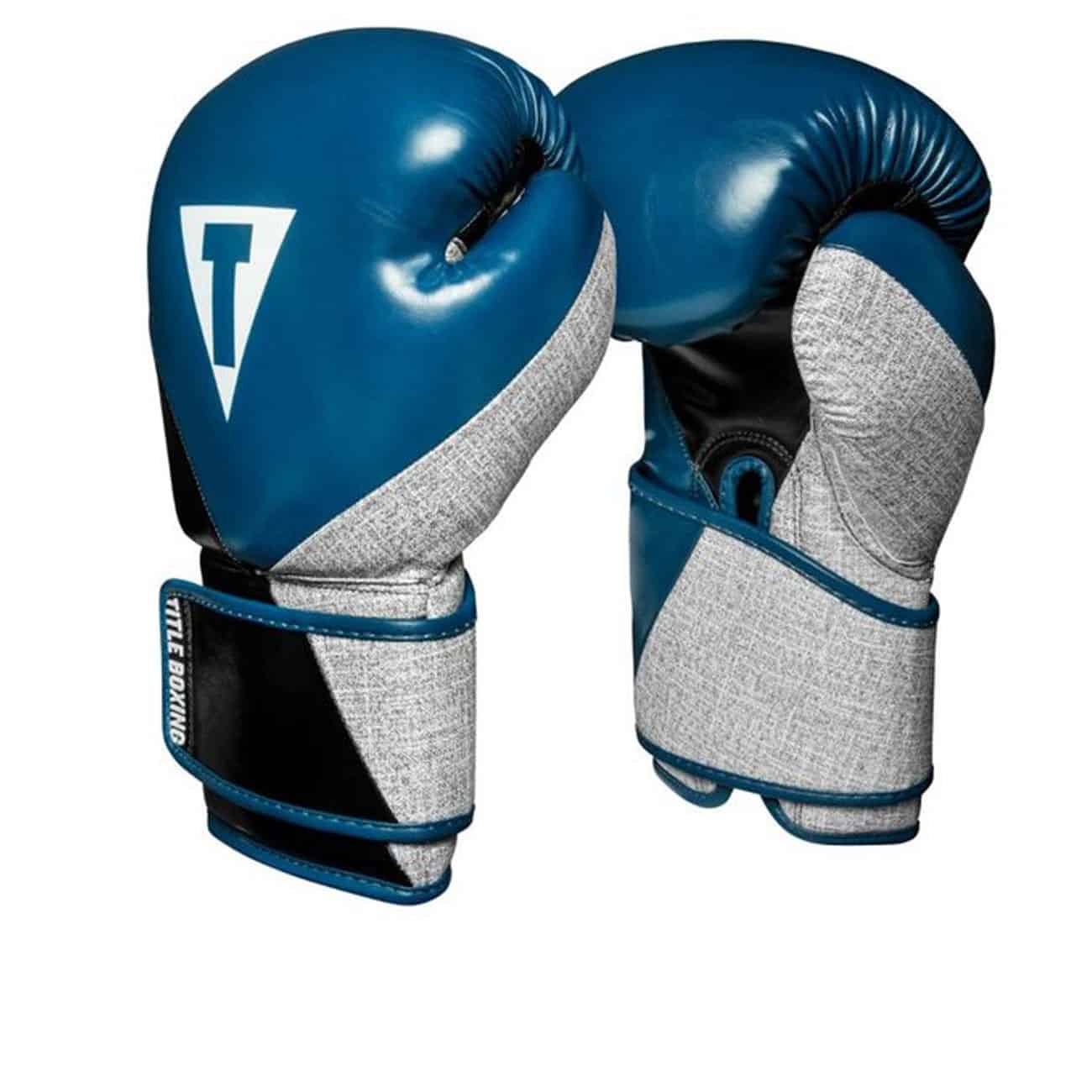 Boxningshandskar i blått konstläder med detaljer i grått. Kardborrelåsning och stoppning som ger bra komfort