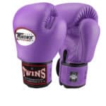 Boxningshandskar från Twins i lila färg, kardborrelåsning och gjorda i 100% läder